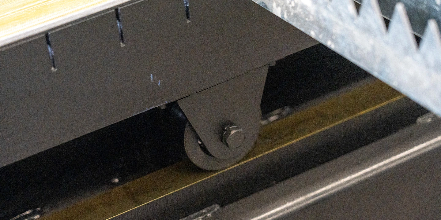 Clean serrated slats on a laser pallet with an automatic lubrication system.